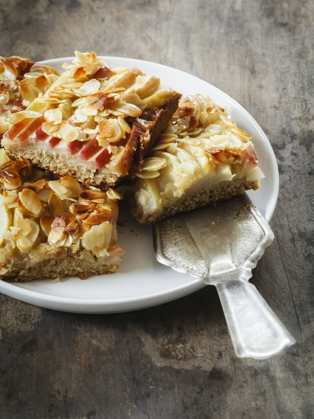 Rohrzucker und Mandeln verpassen diesem leckeren Apfelkuchen eine süße, knusprige Kruste - Sie sollten das Rezept unbedingt ausprobieren.