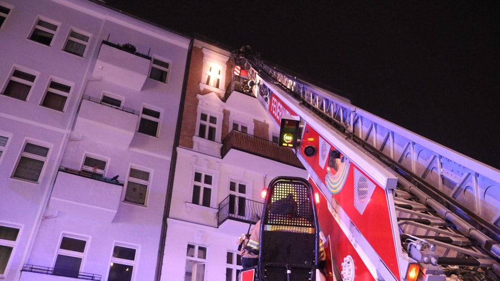 Ein Anwohner musste mit der Feuerwehrleiter aus dem Haus gerettet werden.