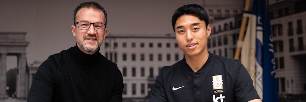 Herthas Neuzugang Dong-jun Lee bei der Vertragsunterschrift mit Manager Fredi Bobic.