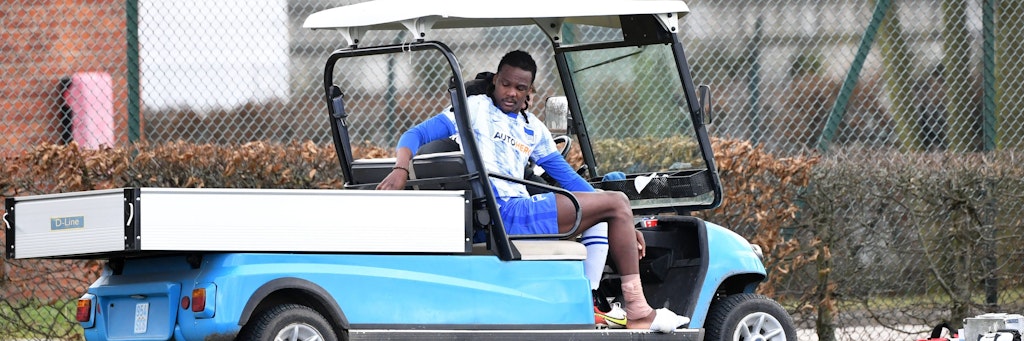 Dedryck Boyata wurde beim Testspiel gegen Posen mit einem E-Minitransporter verletzt zur Kabine gefahren.