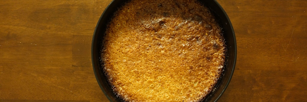 Nach 45 Minuten im Backofen ist der Bienenstich fertig.