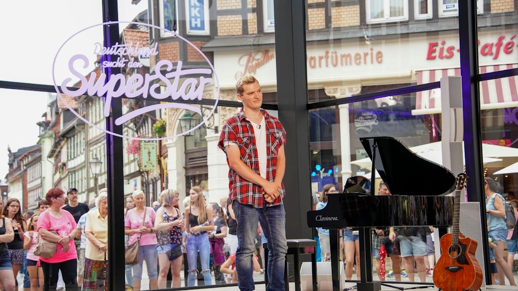 Im DSDS-Glaskubus sang Fritz Wagner natürlich seinen Thüringer Klöße-Song.