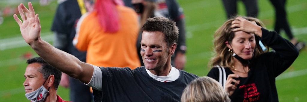 Macht er wegen der Liebe Schluss? Football-Star Tom Brady soll wegen Ehefrau und Supermodel Gisele Bündchen (r.) über ein Karriere-Ende nachdenken.