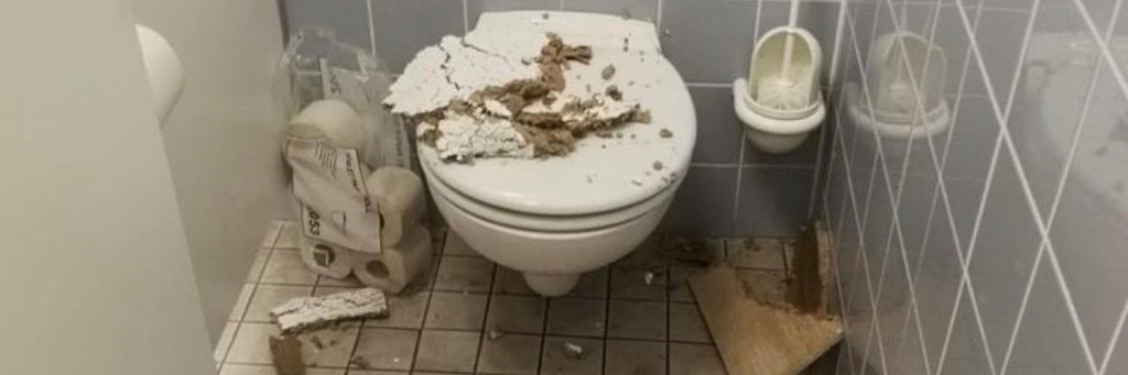 Im Januar 2020 berichtete der KURIER über einen Vorfall beim Staatsschutz: In Tempelhof fielen Deckenteile in den Toiletten herunter.