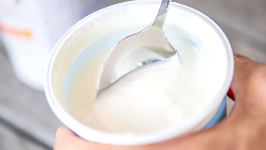 Naturjoghurt ist nicht nur lecker, sondern regt auch die Verdauung an und hält den Darm gesund.