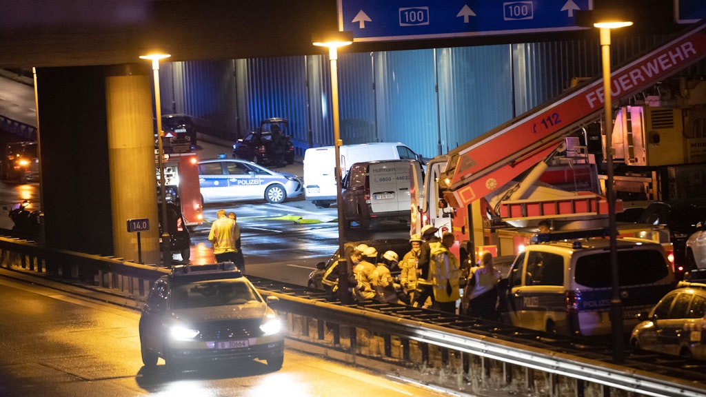 Rettungskräfte auf der A100 nach der Amokfahrt. Im Hintergrund das Auto von Sarmad A.