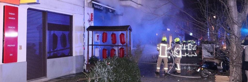 Die Feuerwehr Berlin vor dem Sushi-Restaurant in der Kastanienallee.