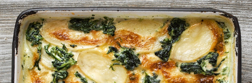 Kartoffelauflauf mit Spinat und Käse ist das perfekte Gericht zum Abendbrot. Hier erfahren Sie das tolle Rezept.