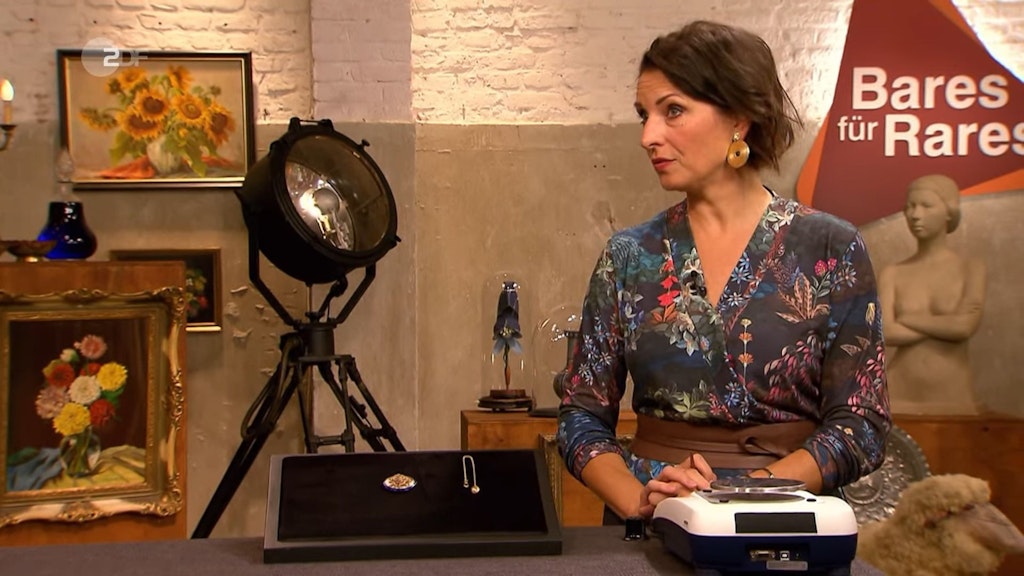 „Bares für Rares“-Expertin Wendela Horz nimmt die Uhr genau unter die Lupe.