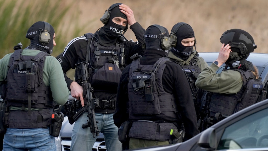 Die Polizei fahndet mit schwerbewaffneten Einheiten nach den Tätern.