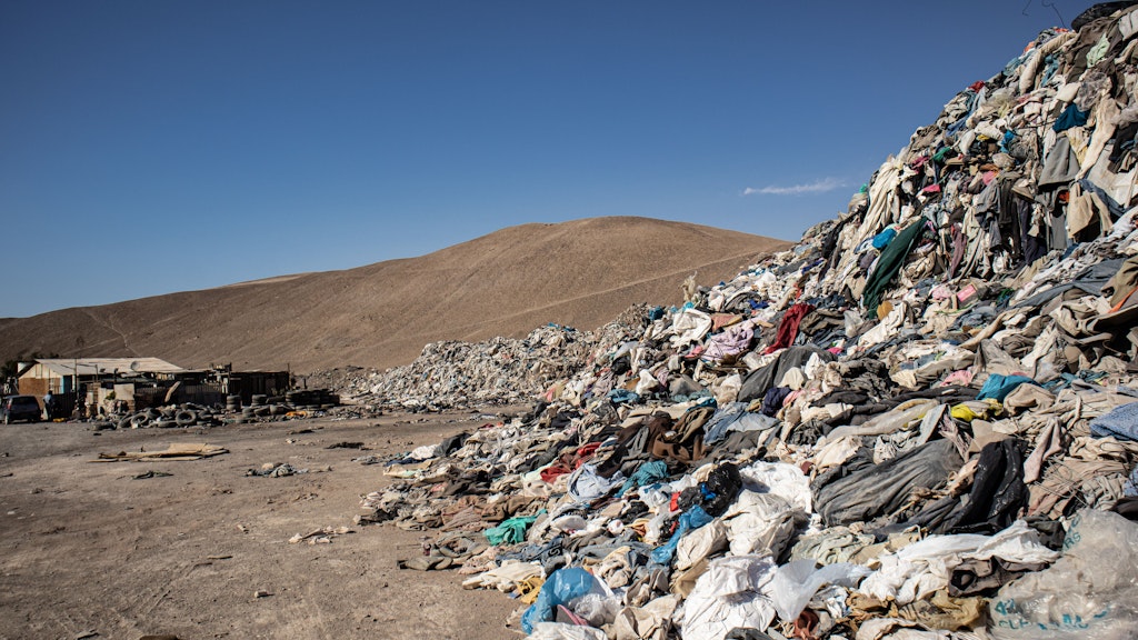 Gebrauchte Kleidungsstücke liegen in einer Müll-Deponie bei Alto Hospicio in der chilenischen Atacama-Wüste.