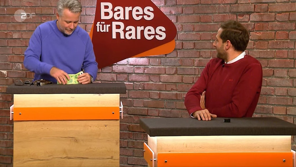 Am Ende dieses denkwürdigen „Bares für Rares“-Bieterkampfes setzte sich Jan Cizek durch und zählte schon einmal das Geld ab.