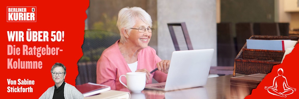 Eine Frau sitzt vor ihrem Laptop.