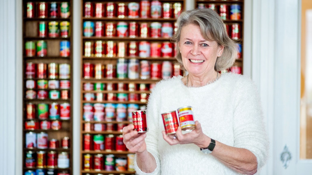 Gunda Tuchenhagen sammelt Tomatenmarkdosen.