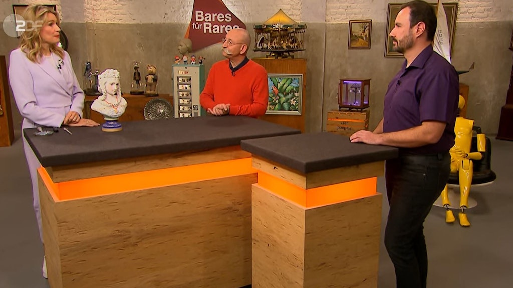 „Bares für Rares“: Horst Lichter, Bianca Berding und Henry Oeppert reden über die Büste.