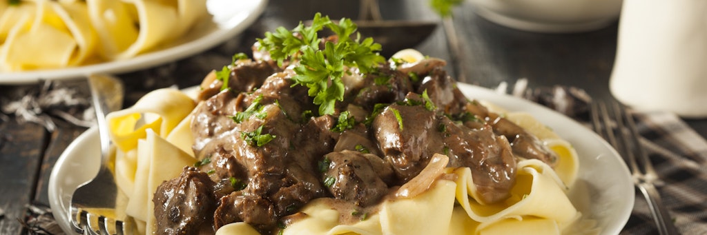 Ein Filet Stroganoff ist eine Köstlichkeit für Fleischliebhaber. Auch in DDR-Lokalen stand es oft auf der Karte.