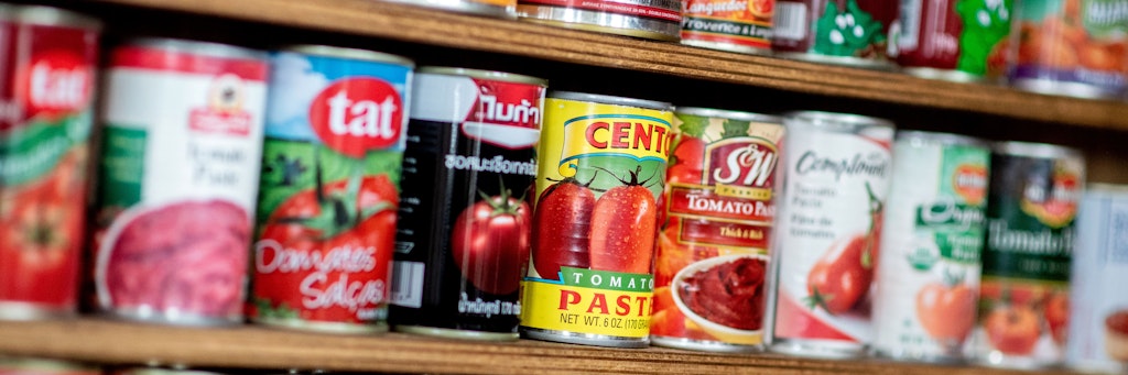 Tomatenmarkdosen aus verschiedenen Ländern. Die Oldenburgerin Gunda Tuchenhagen hat seit 1983 rund 490 verschiedene Tomatenmarkdosen aus aller Welt gesammelt.