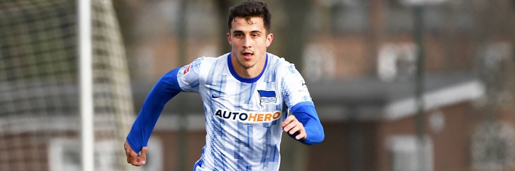 Marc Kempf spielt Freitag das erste Mal in der Bundesliga im Hertha-Trikot und muss gleich Bochums Sebastian Polter stoppen.