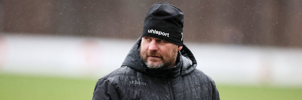 Kölns Trainer Steffen Baumgart hat leichte Symptome und darf Sonnabend beim Spiel gegen Freiburg nicht auf der Bank sitzen.