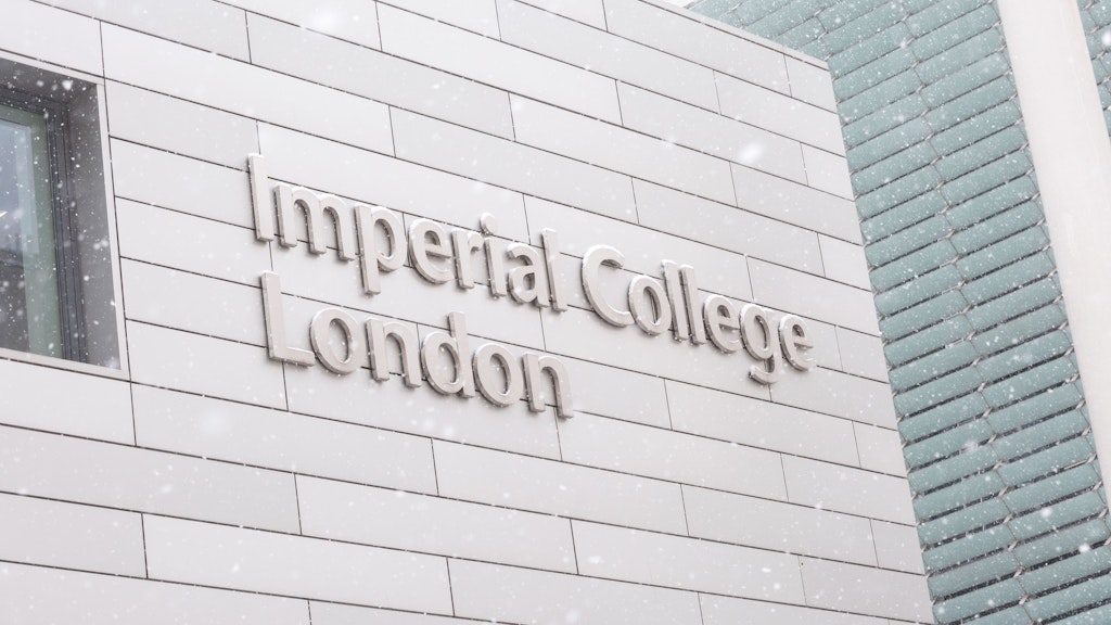Knapp ein Jahr nach Beginn der Pandemie führte das Imperial College London die umstrittene Studie durch, bei der Freiwillige gezielt mit dem Coronavirus infiziert wurden.