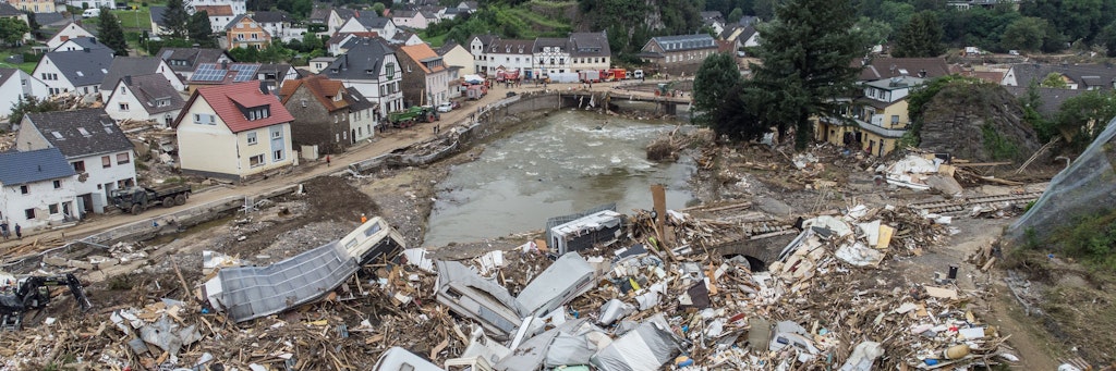 Die Flutkatastrophe im Sommer 2021: Meterhoch türmten sich Wohnwagen, Gastanks, Bäume und Schrott an einer Brücke über die Ahr in Altenahr-Kreuzberg (Rheinland-Pfalz).