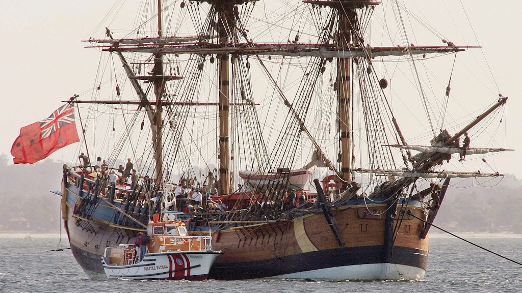 Ein Nachbau der „Endeavour“ im Hafen von Sydney. (Archivbild)