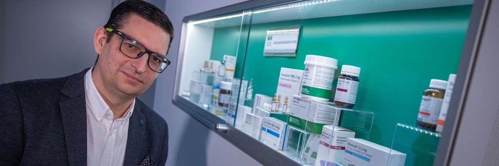 Co-Vorstandschef Sebastian Braun steht vor einer Vitrine mit Medizinprodukten der Firma Cheplapharm.