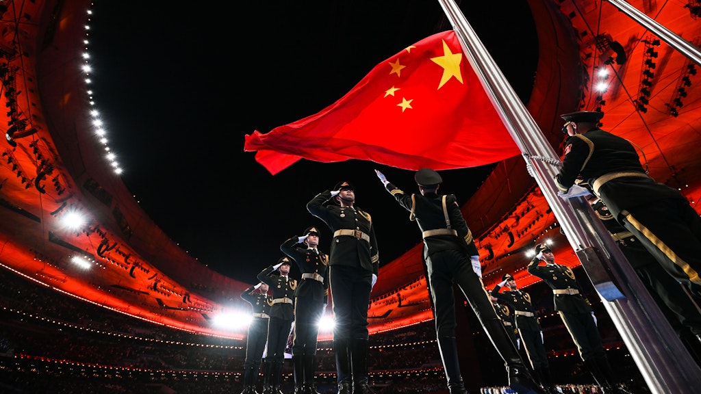 Die chinesische Flagge wird während der Eröffnungszeremonie gehisst.