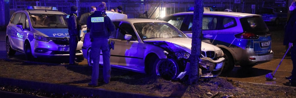 Ende einer Verfolgungsjagd – BMW rammt Straßenbaum.