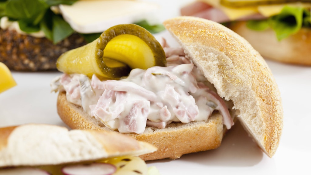 Auf einem knusprigen Brötchen schmeckt Fleischsalat einfach köstlich - aber machen Sie ihn mit diesem Rezept doch einmal selbst!