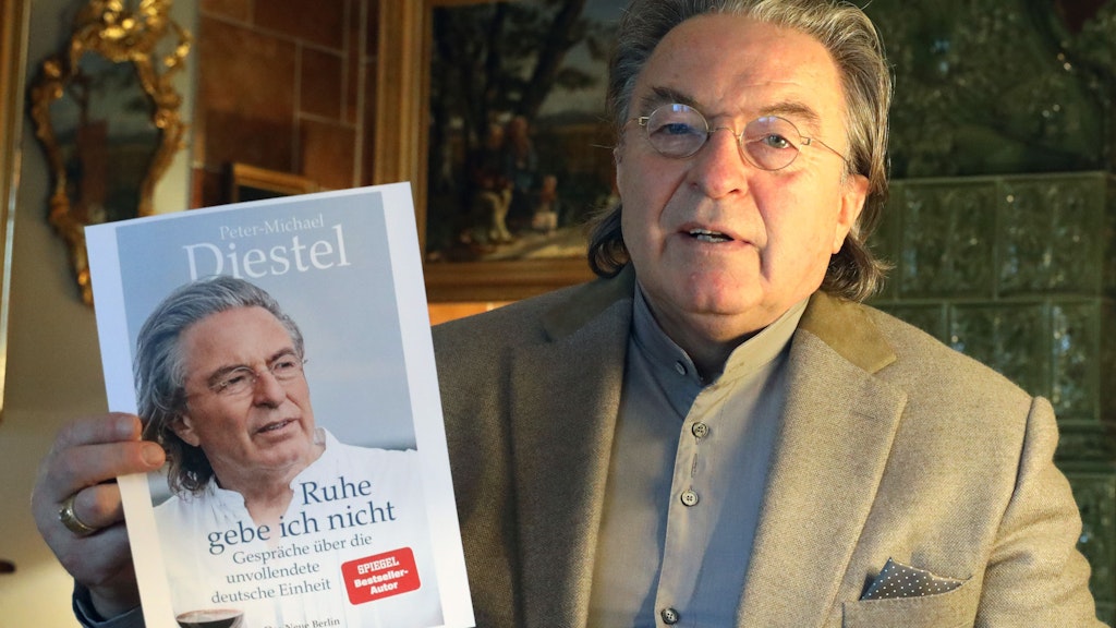 Peter-Michael Diestel zeigt eine Kopie vom Cover seines neuen Buches "Ruhe gebe ich nicht".