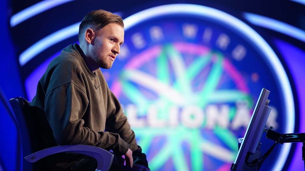 Kandidat Sebastian Fitzner auf dem Ratestuhl bei „Wer wird Millionär“.