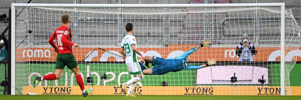 Andreas Luthe streckt sich vergeblich. Andre Hahn besiegelte die 2:0-Niederlage der Eisernen.