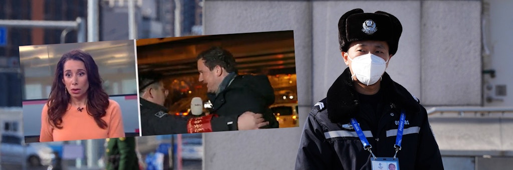 Ein Polizist bewacht das Media-Center der Winterspiele in Peking. Gleichzeitig wird ein TV-Reporter während der Eröffnungsfeier körperlich bedrängt.