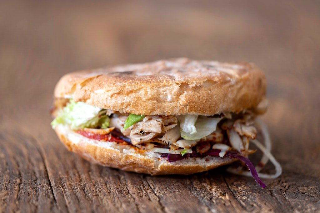 Der Döner ist ein beliebter Imbiss.
