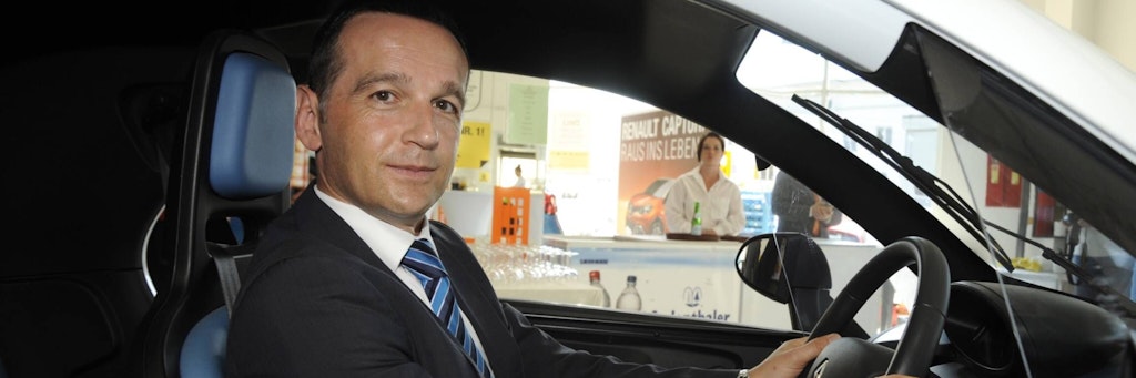 Heiko Maas fährt gerne selber Auto. Hier sitzt er 2013 am Steuer eines Renault in Saarbrücken.