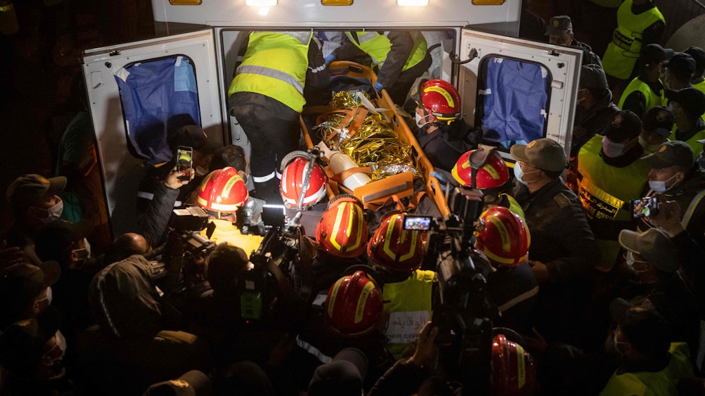 Helfer tragen den Fünfjährigen in einen Krankenwagen.