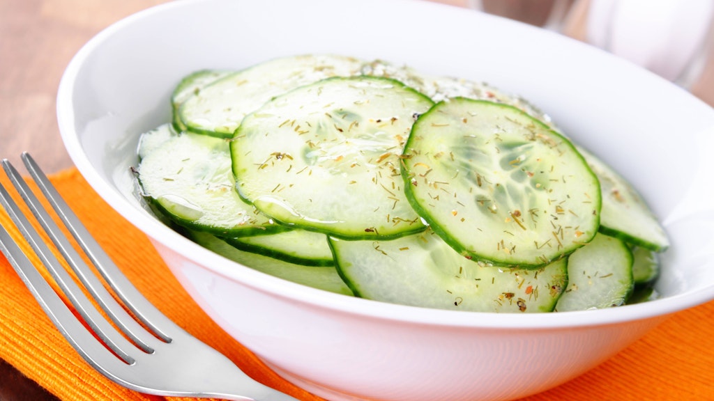 Wer als Vorspeise einen wasserhaltigen Gurkensalat wählt, isst beim Hauptgang weniger.