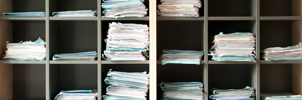 Aktenstapel: Wenn eine Behörde nicht digital arbeitet, wird's schwierig mit dem Homeoffice. Für manchen Beamten ist das ganz unmöglich, zum Beispiel Feuerwehrleute.