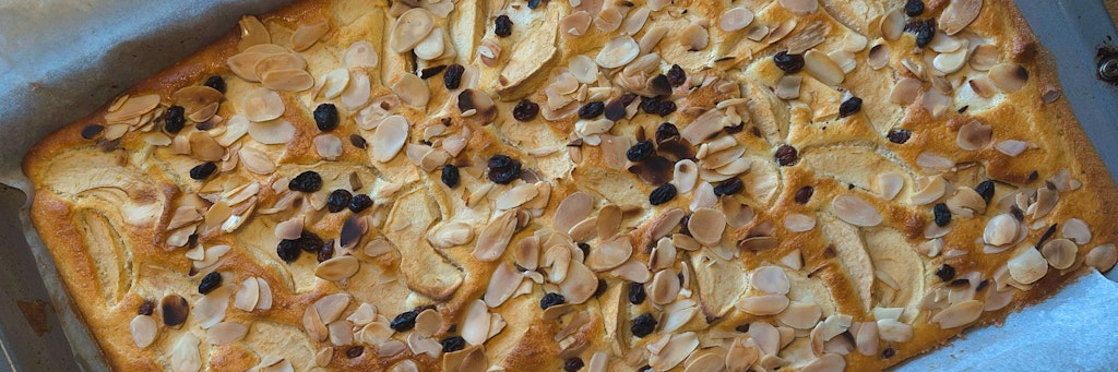 Leckerer Blechkuchen mit Äpfeln, Mandeln und Rosinen - dieses Gebäck weckt Kindheitserinnerungen!