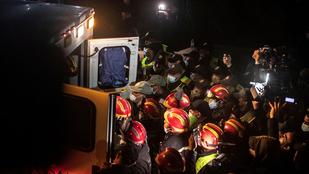 Rettungskräfte tragen den Körper des fünfjährigen Rayan