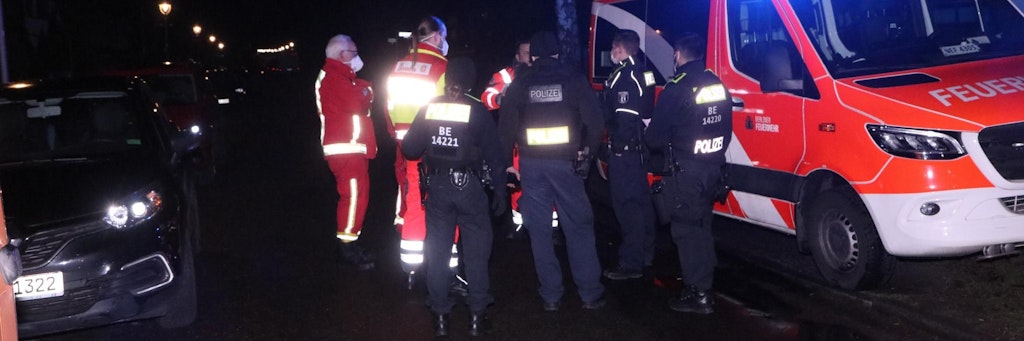 Polizisten befragen die Rettungssanitäter.