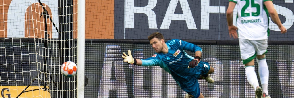 Unions Keeper Andreas Luthe versucht vergeblich, seinen Fehler vor dem 0:1 zu reparieren.