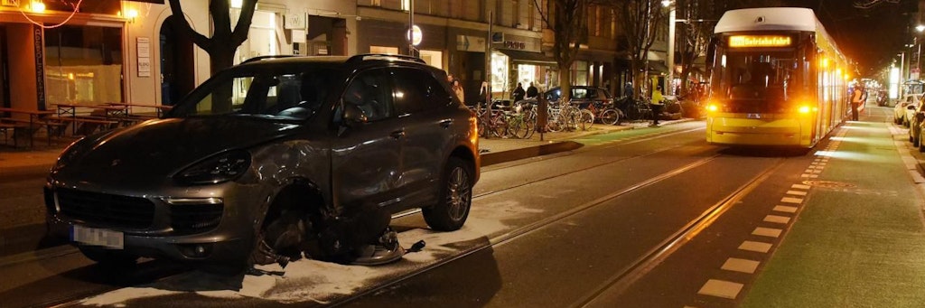 Dieser Porsche Cayenne rammte auf der Kastanienallee eine Straßenbahn.