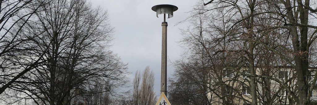 Eine der „Rostocker Straßenleuchten“ in Köpenick. Die Streuscheibe ist Vandalen zum Opfer gefallen.
