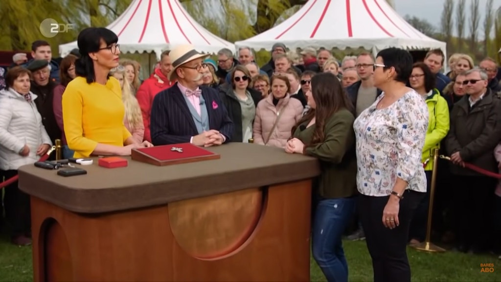 Horst Lichter, Schmuck-Expertin Heide Rezepa-Zabel und die Kandidatinnen bei der Expertise bei „Bares für Rares“.