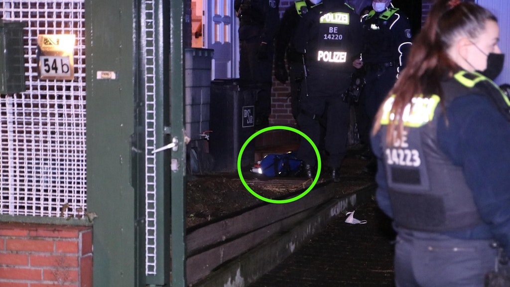 Vor dem Haus liegt die zerstörte Absaugpumpe des Rettungsdienstes.