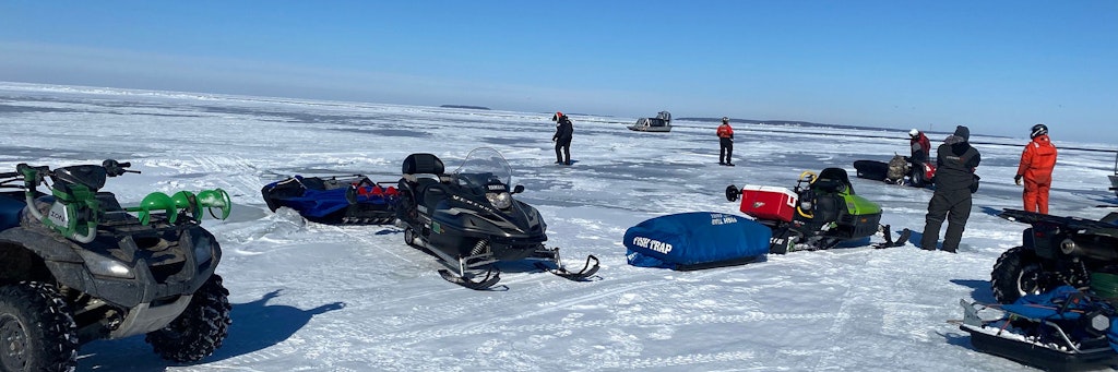 Mit ihren Schneemobilen war die Gruppe auf einer Eisscholle gestrandet.