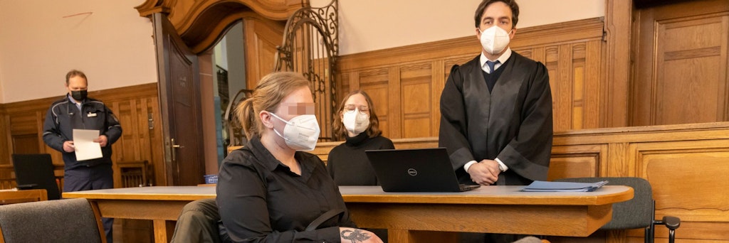 Samantha R. (27, vorne) im Gerichtssaal. Sie zündelte aus Frust und legte sechs Feuer in einer Klinik.