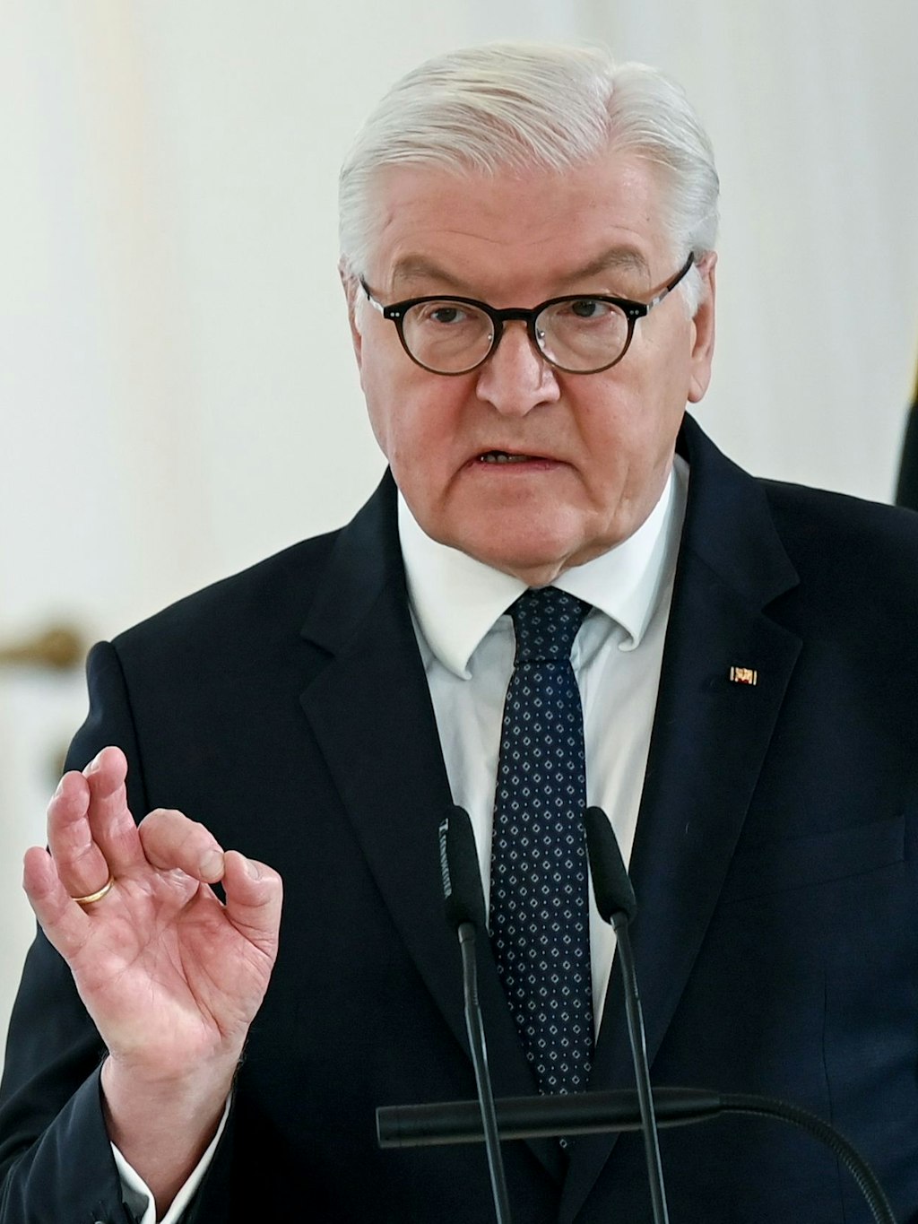 Nach den gescheiterten schwarz-grün-gelben Koalitionsverhandlungen 2017 überzeugte Bundespräsident Steinmeier die SPD, wieder eine Koalition mit der Union zu bilden, verhinderte Neuwahlen.